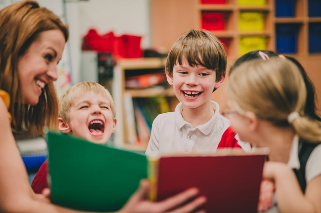 PS_ laughing & reading - istock-679417794